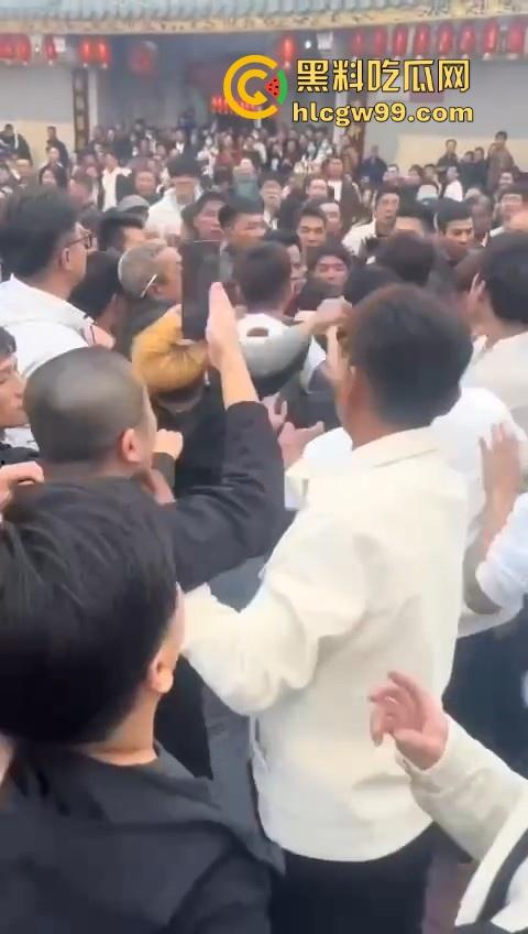 广东潮汕迎老爷因抢香炉爆发冲突，两边人马大大出手，好好的一个迎神活动搞成这样为啥呀！-2