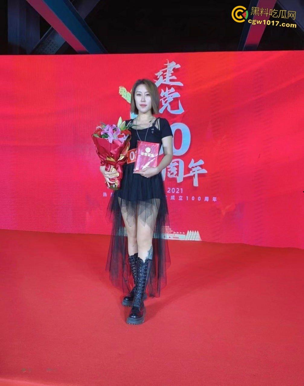 西安某公司优秀党员【方慧】，和单位领导开房偷情，还被领导pua不带套，穿着情趣制服被猛插内射！-1