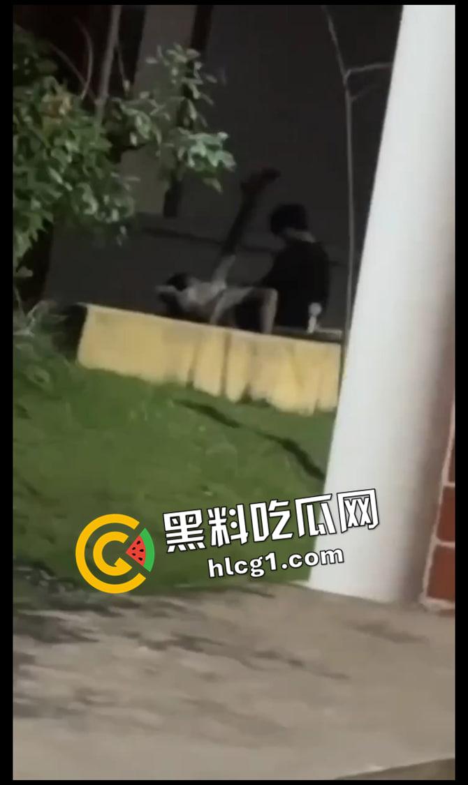 卫校小姐姐围观自己的好姐妹打野战  教学楼外干到失声大叫 现场视频流出-4