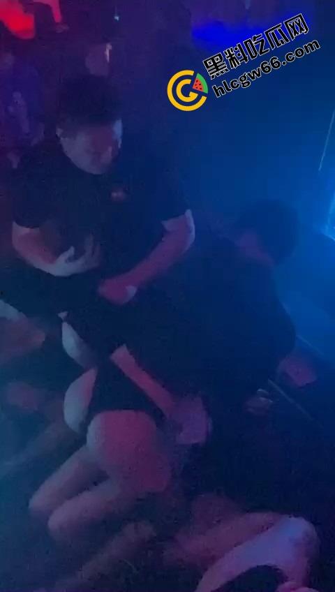 酒吧骚鸡骚鸭酒吧接头，骚鸭穿三角内裤黑丝在小仙女身上蹭到发烫，小姑娘笑疯了今晚不回家了！-4