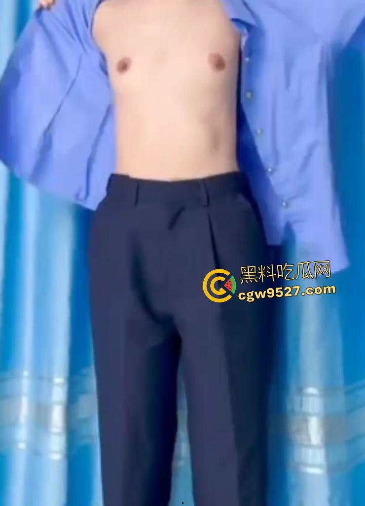 高铁乘务员【张木盈】，制服脱衣诱惑金主，下飞机车内被金主狂操，后入手机放翘臀上照玩！-3