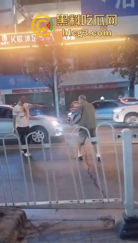 湖南华容街头恶战！两男子持械互搏，刀棍大战引发全网热议！-2