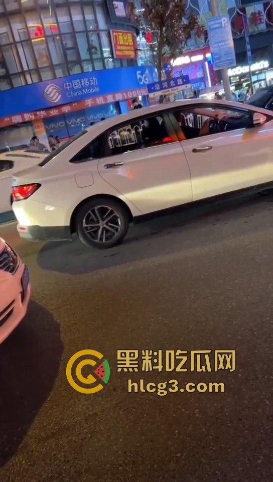 湖南华容街头恶战！两男子持械互搏，刀棍大战引发全网热议！-4