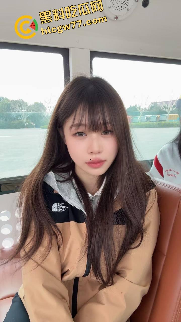 电影院当炮房？小情侣亲热全程被高清监控直播，年纪轻轻就直播开档，社会这课学得真扎实！-2