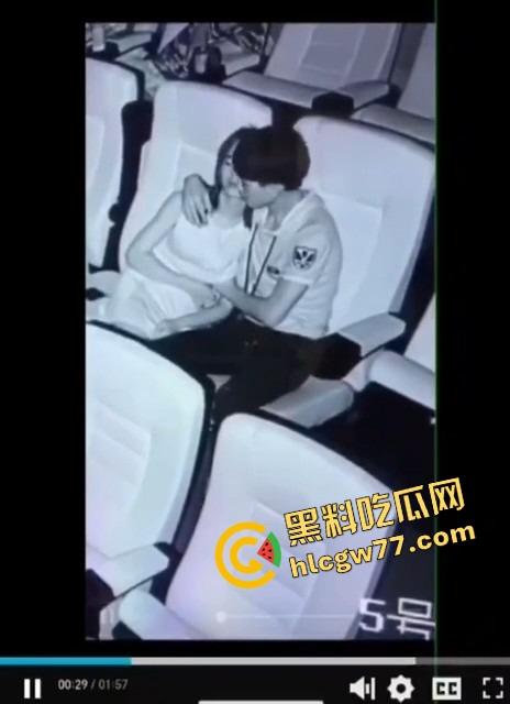 电影院当炮房？小情侣亲热全程被高清监控直播，年纪轻轻就直播开档，社会这课学得真扎实！-8