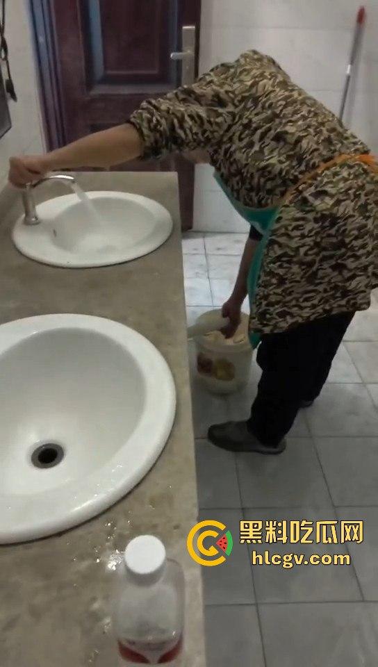 湖南长沙路边摊臭豆腐制作全过程曝光！网友现场考察直呼太惊人！-5