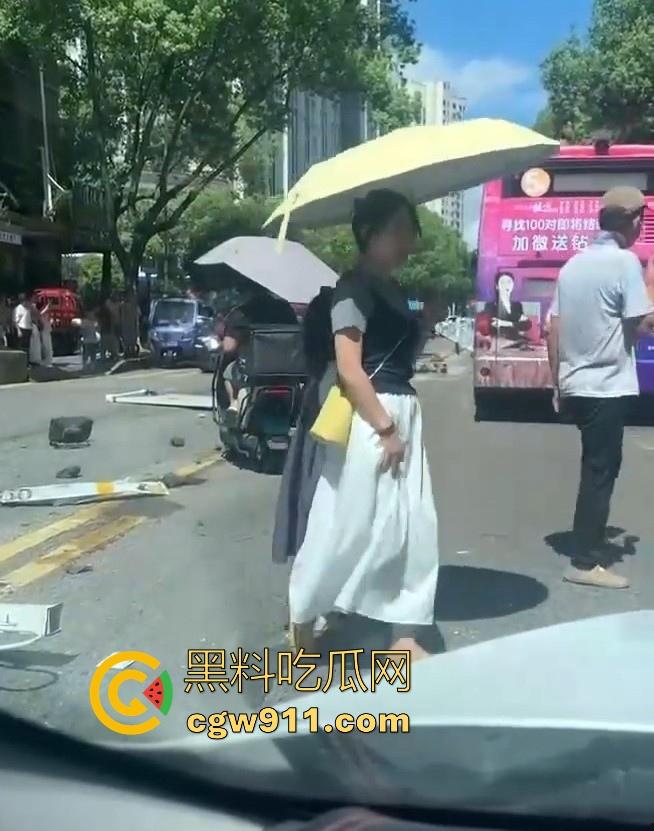 湖南张家界永定街道龙城街惊现恐怖车祸，现场撞死一男一女，现场极其惨烈，小心驾驶，珍惜生命！-3