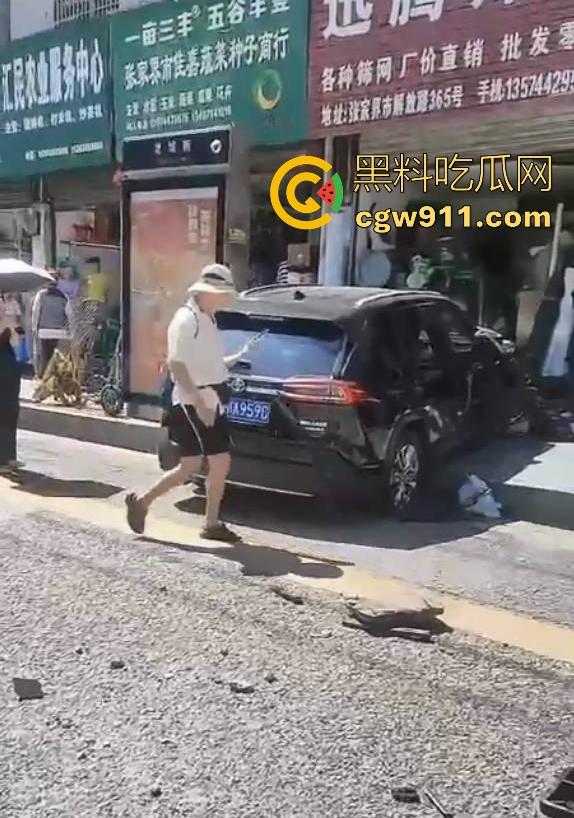 湖南张家界永定街道龙城街惊现恐怖车祸，现场撞死一男一女，现场极其惨烈，小心驾驶，珍惜生命！-7