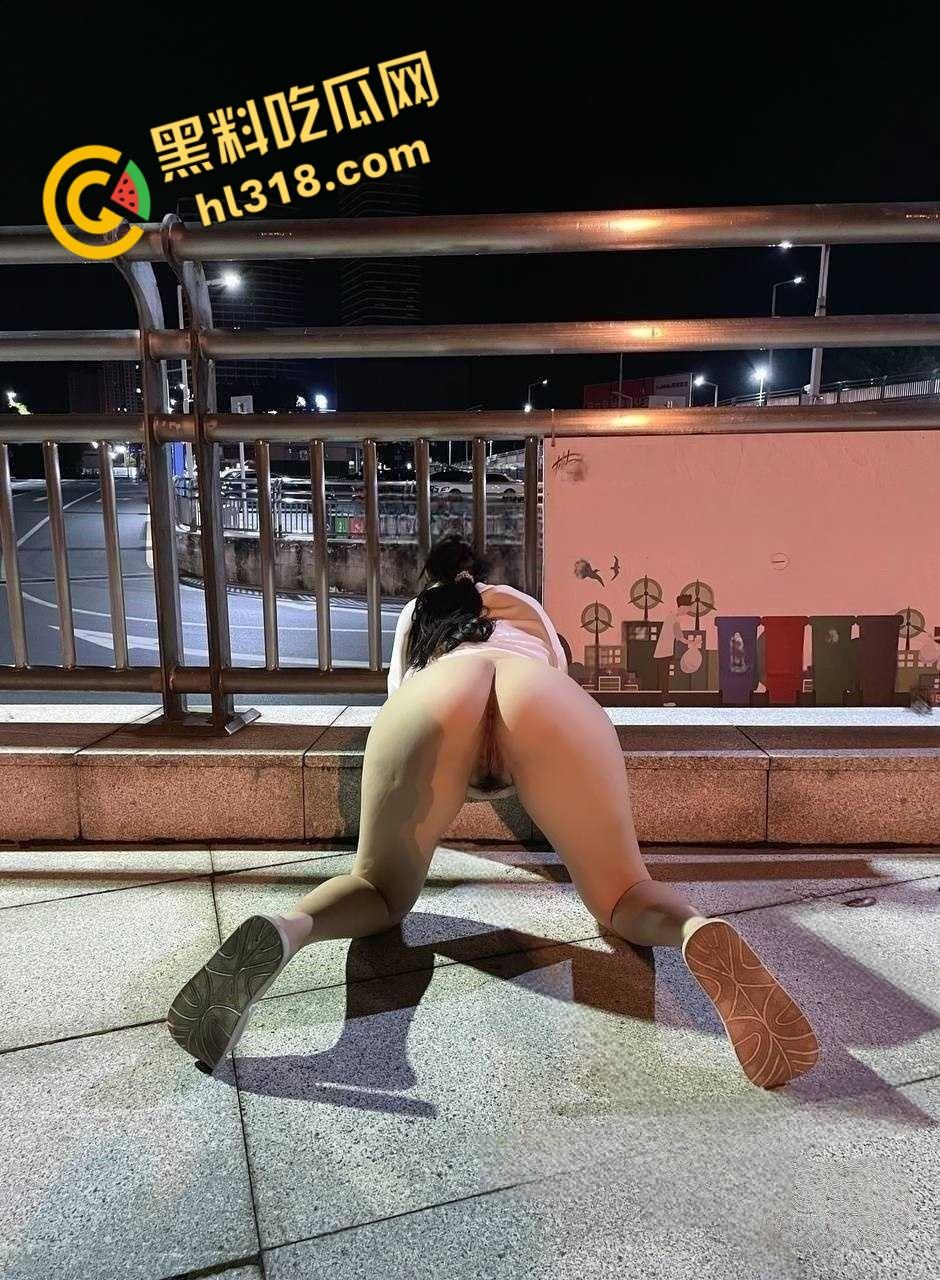 推特极品露出母狗【奶味泡芙】，白嫩身材各种户外私拍，电梯口全裸做爱，不料偶遇邻居魂都吓飞了 !-7