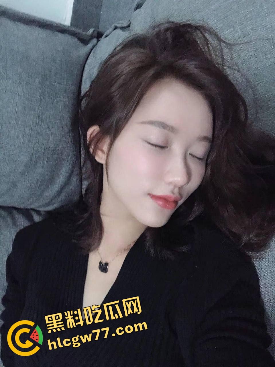 河南荥阳女大学生【金司】酒店装清纯，黑丝情趣装扯烂操穿床，逼水浸透房间！-1