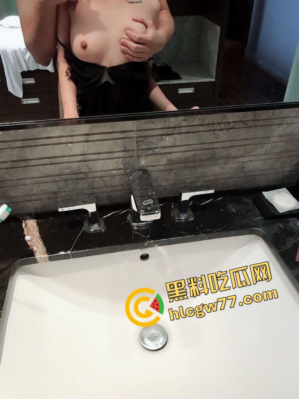 河南荥阳女大学生【金司】酒店装清纯，黑丝情趣装扯烂操穿床，逼水浸透房间！-17