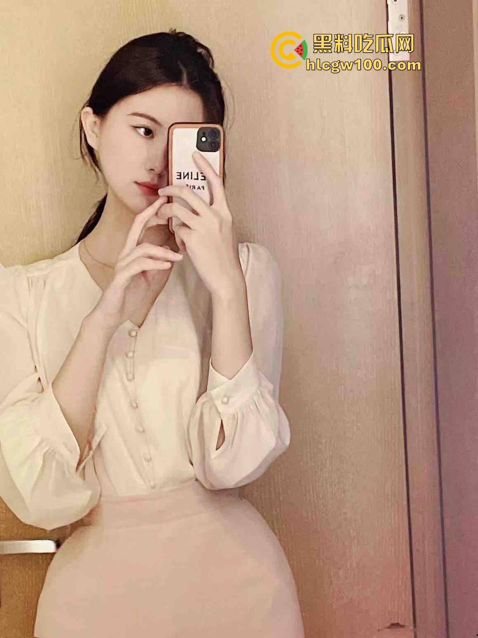 西安极品人妻【吴若曦】绿帽癖老公求单男3P，翘臀人妻百人斩目标，老婆被日老公撸到爽，骚到丧心病狂！-1