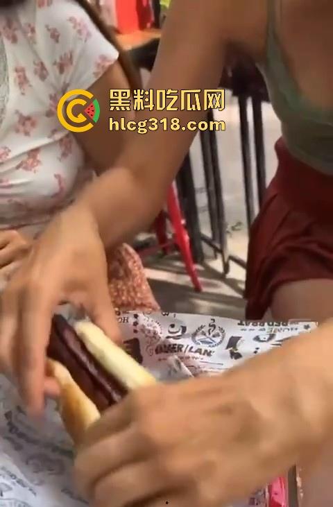 欧美美女热狗捅逼，狂插到底淫水沾满，你的热狗多沾海鲜酱料好了，给你你敢吃吗 ？-6