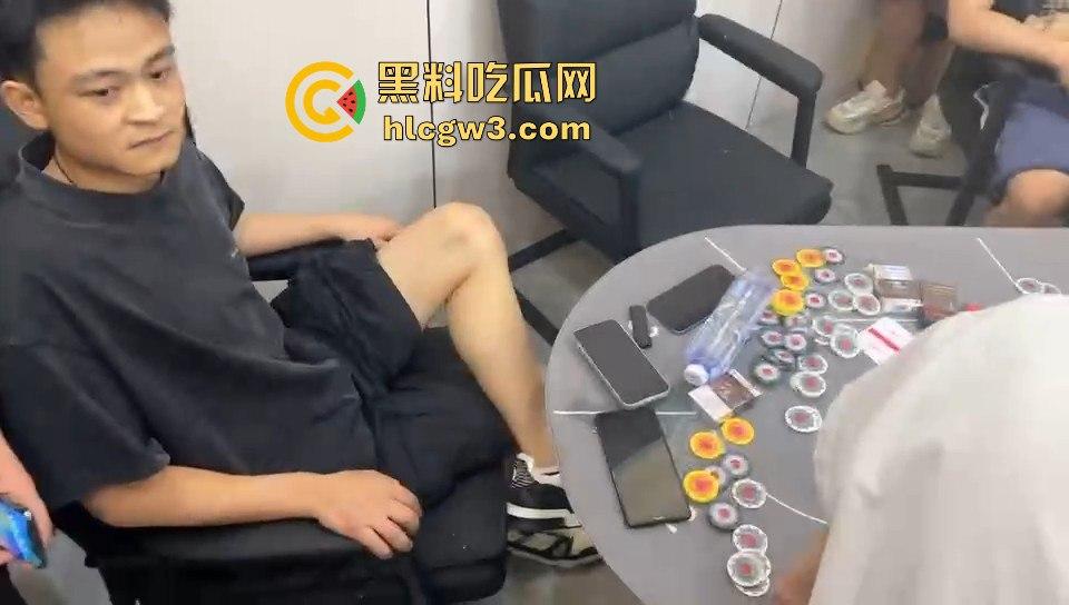 这是出老千还是欠债不还？精神小伙赌博场直接抄尼泊尔军刀棒球棍，暴力出手太狠了！-4