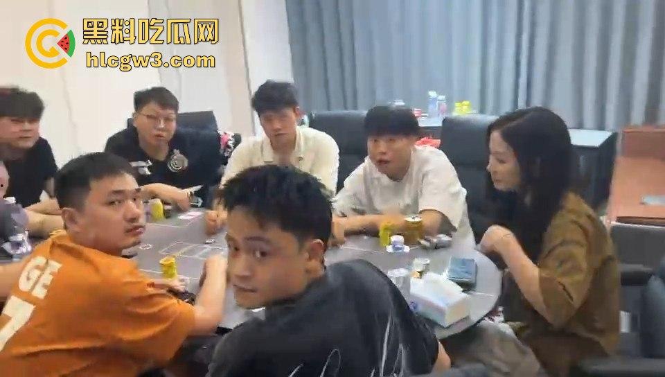 这是出老千还是欠债不还？精神小伙赌博场直接抄尼泊尔军刀棒球棍，暴力出手太狠了！-7