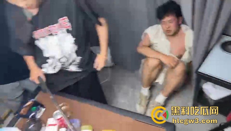 这是出老千还是欠债不还？精神小伙赌博场直接抄尼泊尔军刀棒球棍，暴力出手太狠了！-10