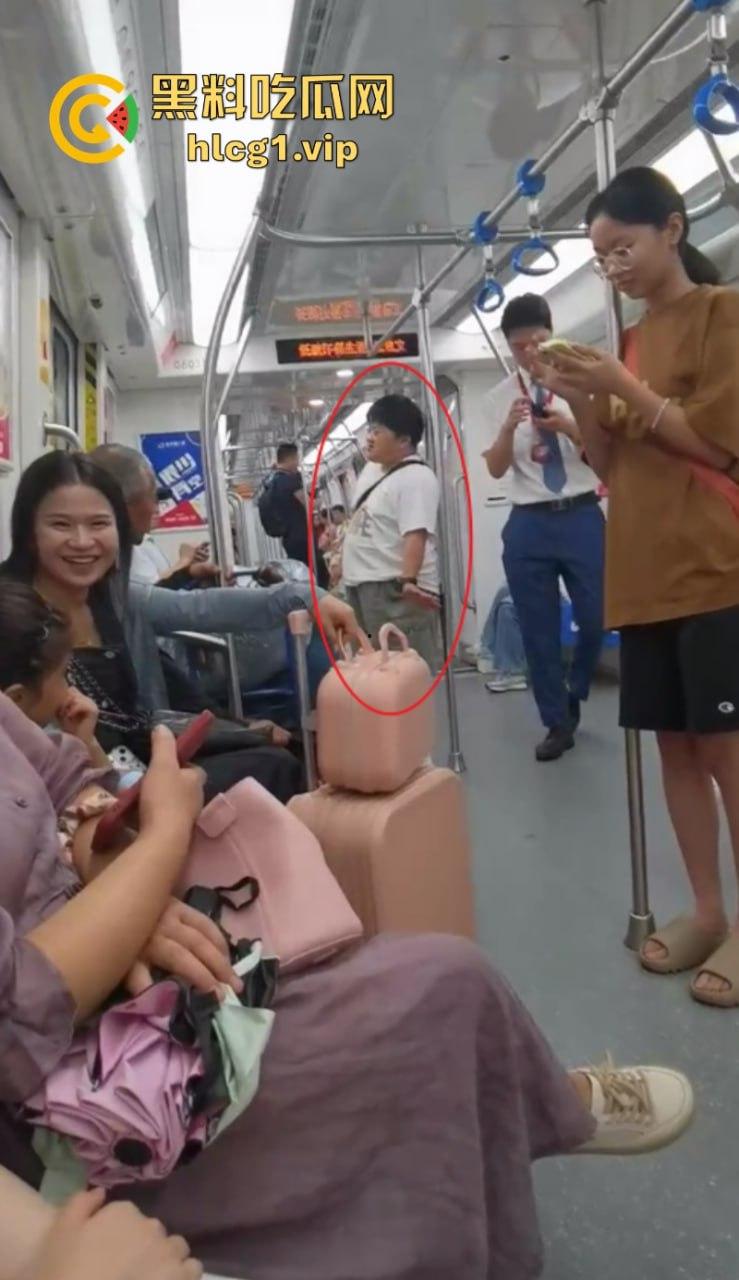 大爷：你换个人摸可好？女子地铁内多次摸大爷身体吓跑同排乘客！-5