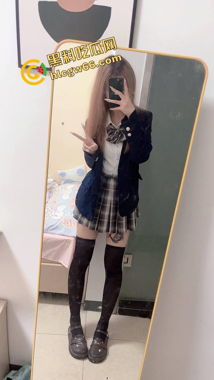 粉嫩馒头逼撑开两根黄瓜，极品白虎嫩妹自拍自慰流出，屁眼小穴齐开花，呻吟像在撒娇要操！-3