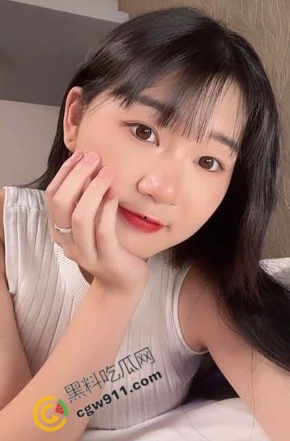 台湾网红【魏乔安】最新大尺度剧情福利！女大学生租屋性爱直播，口交足交69式调情，无套狂操呻吟震天！-1