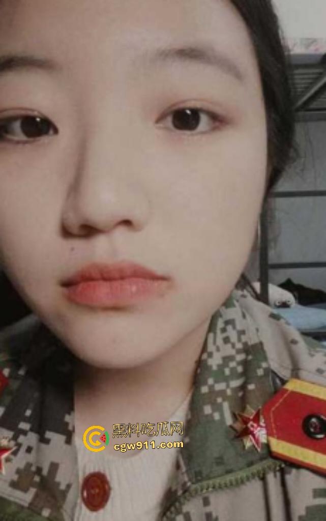 广州大一清纯少女【赵薇薇】网调黑料，自拍抠穴喷潮在阴蒂画圈按摩，线下约炮无套猛干！-5