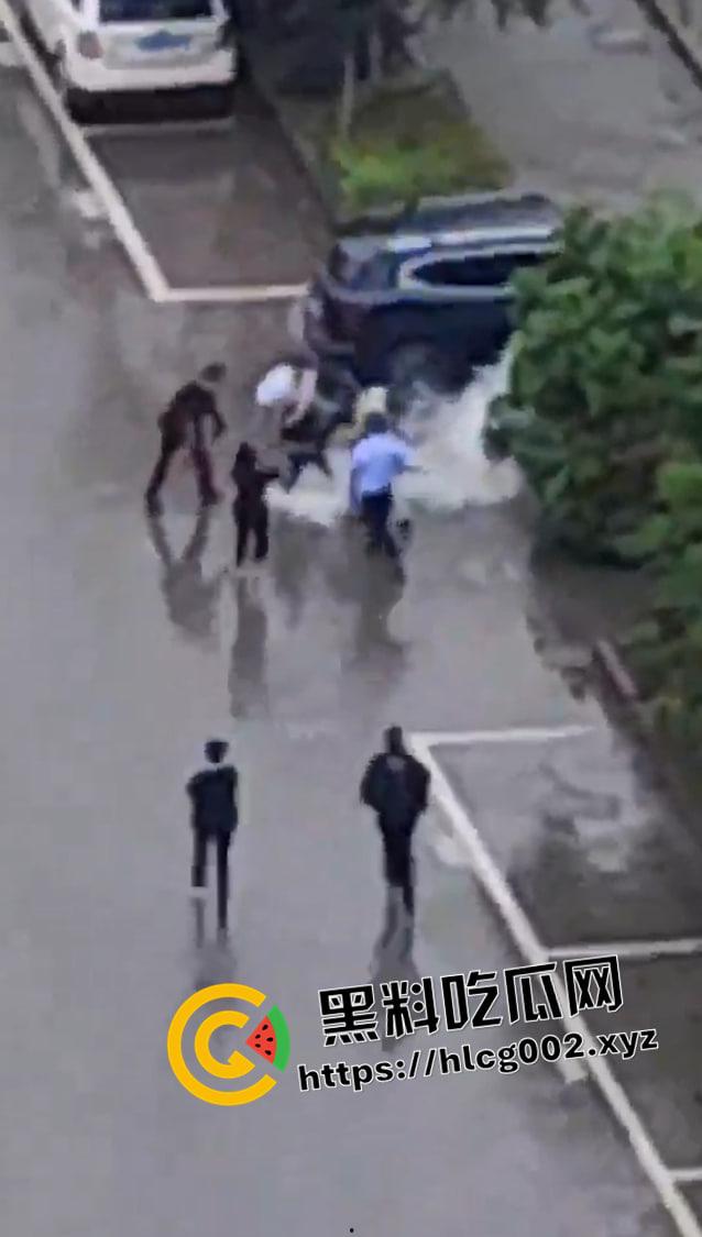 四川内江当街伤人 男子把一女人耳朵活生生割下来 血流满地 现场血腥视频流出-6