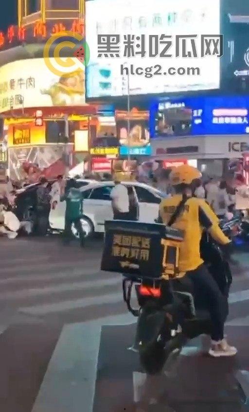 长沙五一广场惨剧真相大揭秘，网约车司机清理后座失控撞伤8人——酒驾毒驾排除，网约车司机到底干了什么-6