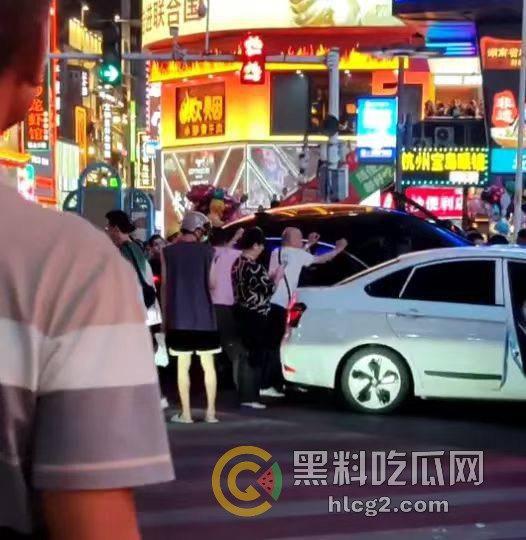 长沙五一广场惨剧真相大揭秘，网约车司机清理后座失控撞伤8人——酒驾毒驾排除，网约车司机到底干了什么-13