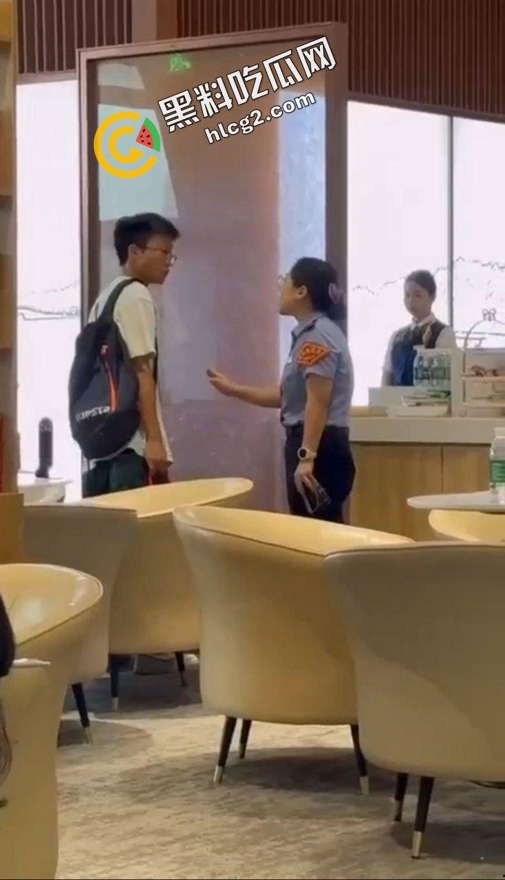 逆天操作!国航休息室 贵宾厅3饿死鬼小伙 连吃带拿 疯狂打包带走食物 震惊众人!-6