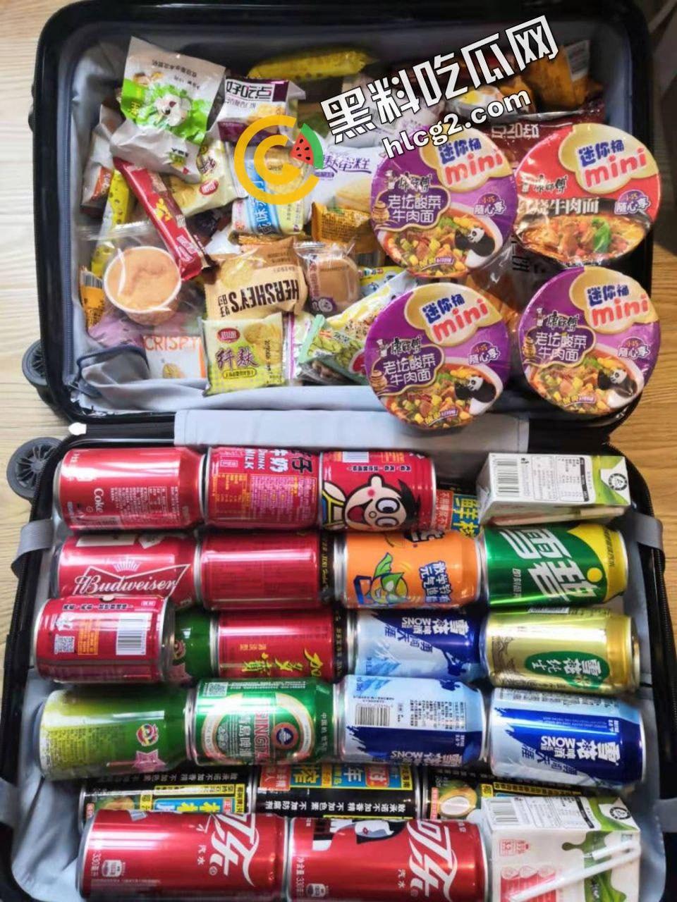 逆天操作!国航休息室 贵宾厅3饿死鬼小伙 连吃带拿 疯狂打包带走食物 震惊众人!-7