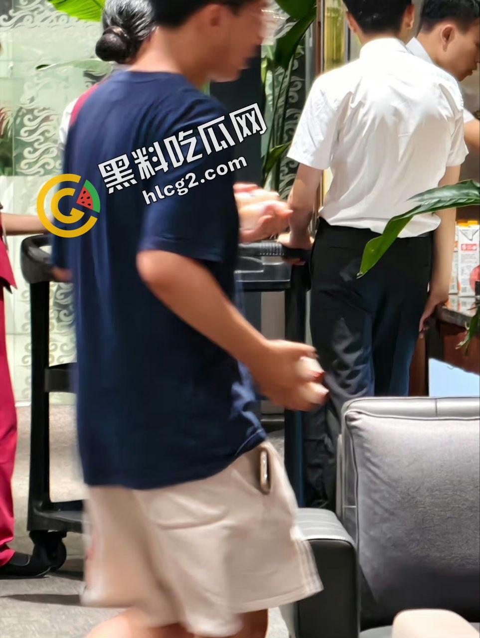 逆天操作!国航休息室 贵宾厅3饿死鬼小伙 连吃带拿 疯狂打包带走食物 震惊众人!-8