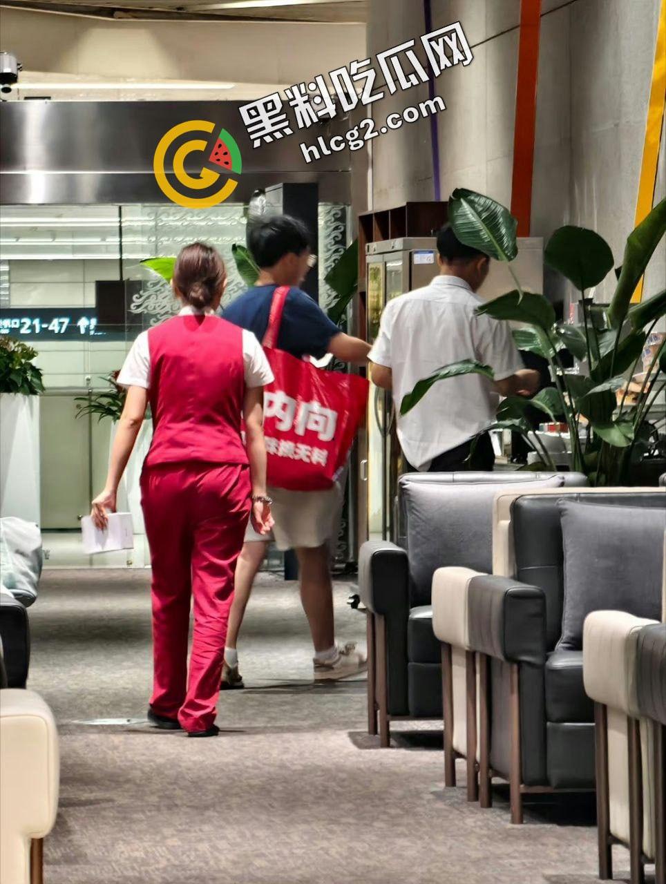 逆天操作!国航休息室 贵宾厅3饿死鬼小伙 连吃带拿 疯狂打包带走食物 震惊众人!-10