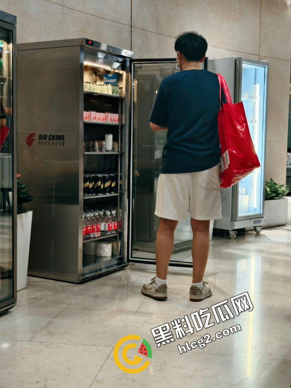 逆天操作!国航休息室 贵宾厅3饿死鬼小伙 连吃带拿 疯狂打包带走食物 震惊众人!-11