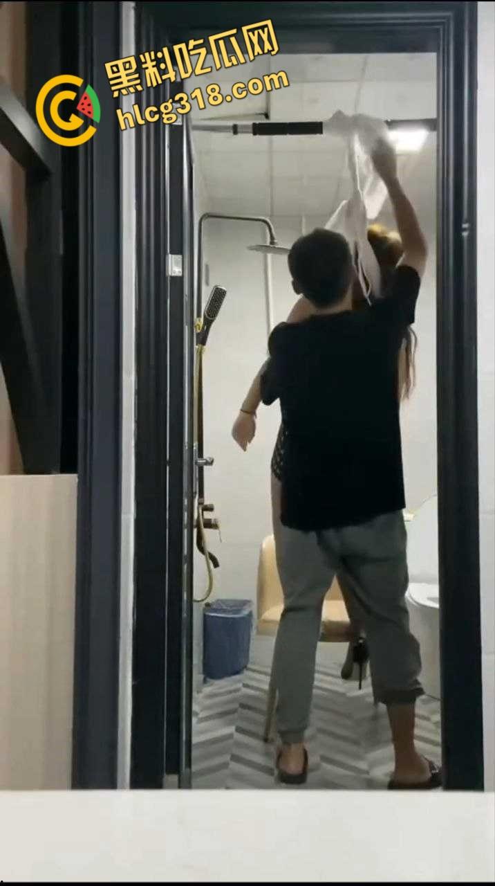 情侣厕所上吊情趣游戏，妹子抽搐到扭曲，初体验窒息高潮，濒死快感爽翻天！-7