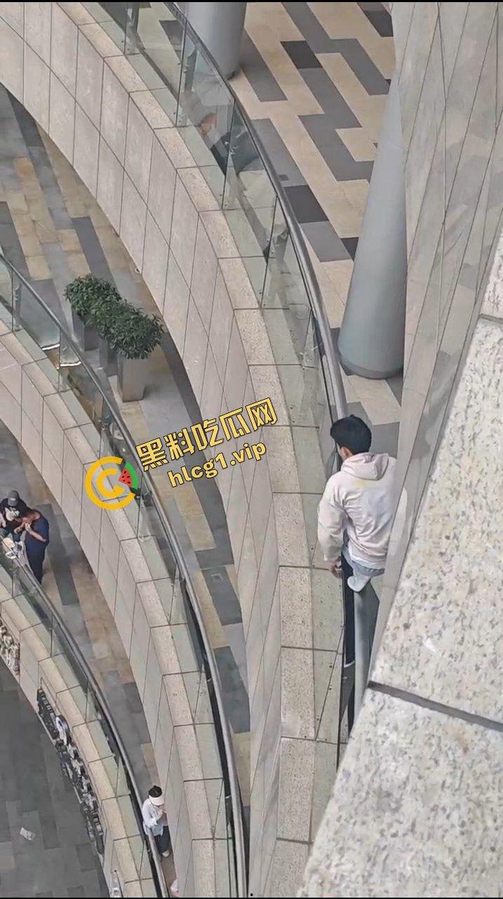 昆明 同德广场商场 15岁抑郁症男孩 因父母离异 从4楼一跃而下 跳楼自杀！-5