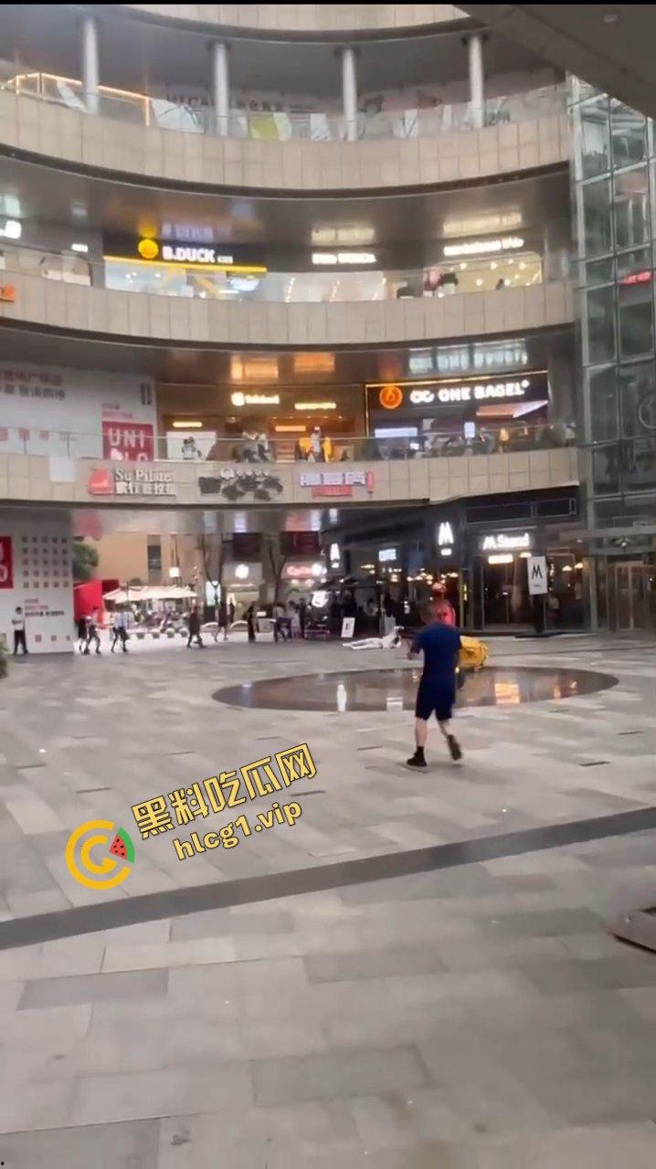 昆明 同德广场商场 15岁抑郁症男孩 因父母离异 从4楼一跃而下 跳楼自杀！-7