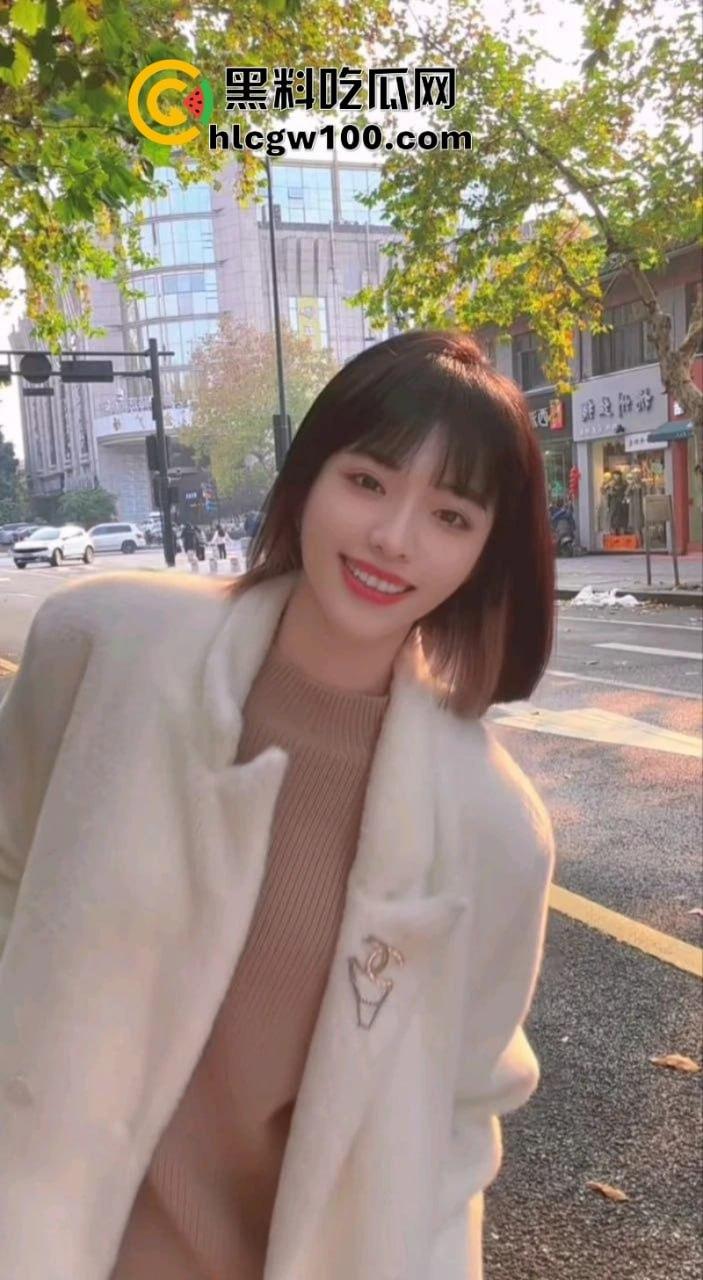 抖音10W粉丝女网红【小黑马】直播闪现露点 被手快的狼友们直接录屏-3