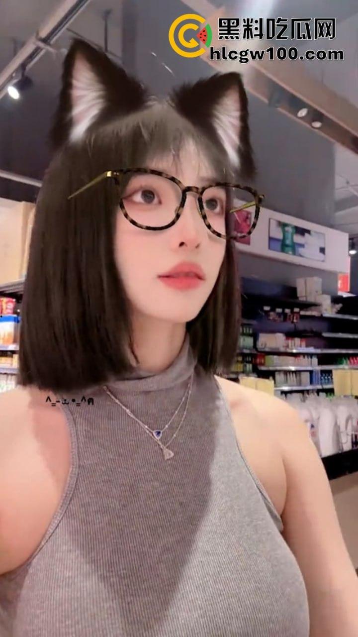 抖音10W粉丝女网红【小黑马】直播闪现露点 被手快的狼友们直接录屏-5