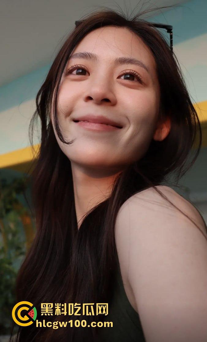 抖音擦边女神『小黄鱼』凭骚气出圈，直播思路清晰擦边到位，粉丝边掏钱包边咨询医美，钱包空了还得了！-5