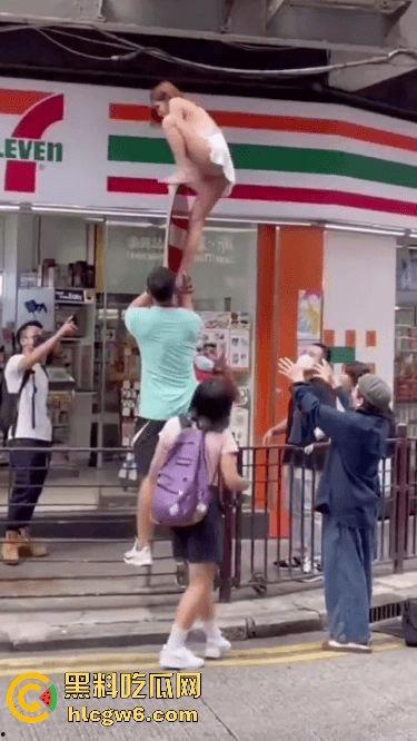 香港小三捉奸711楼上酒店光腚翻窗大逃亡，屁股一晃露逼惊呆众人，阿三救人嘴喊加油眼睛死盯骚逼-7