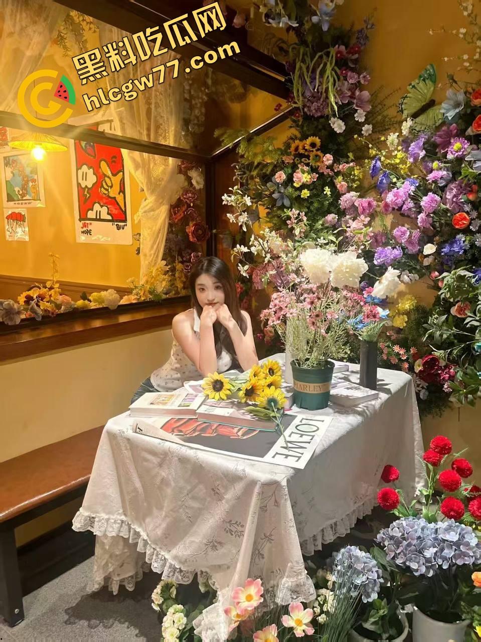 无锡高三骚妹毕业即开约，粉鲍粉嫩情趣内衣勾金主爆插，自慰片拍到手机存储报警！-5