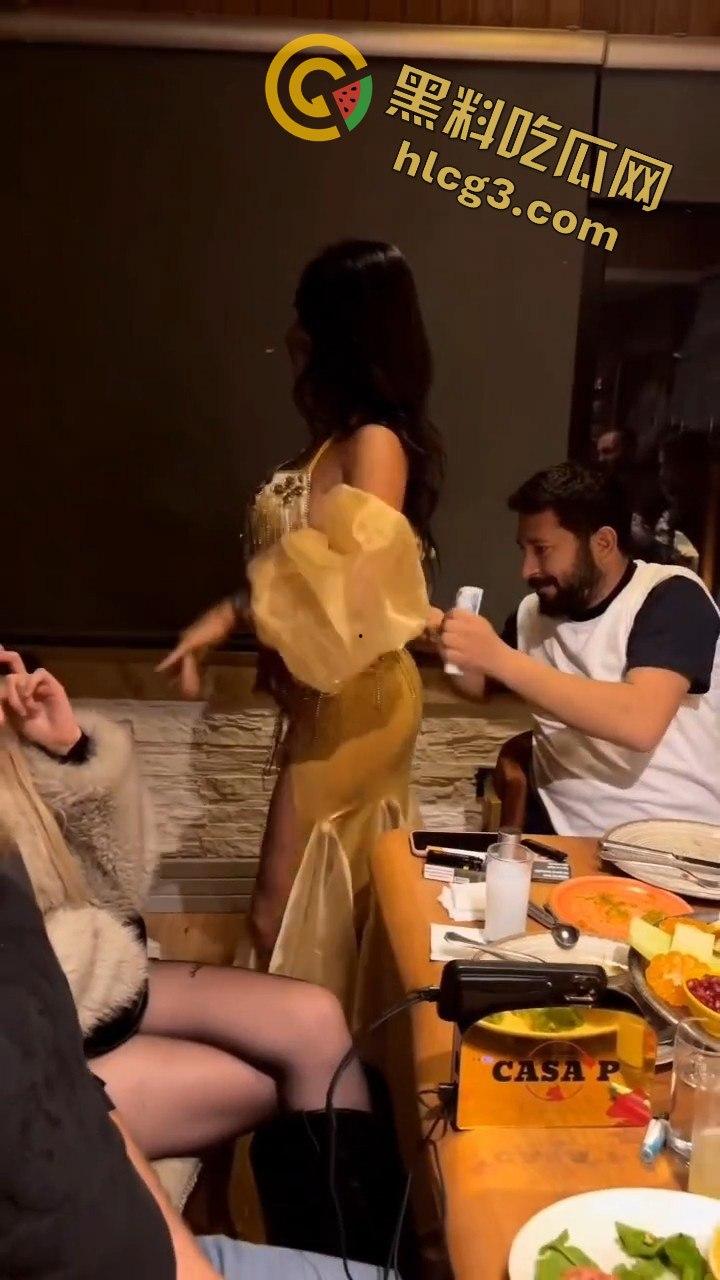 英国土豪印度餐厅奢华一幕！搭讪美女服务员，消费竟直接塞进奶罩里，场面惊呆众人！-1