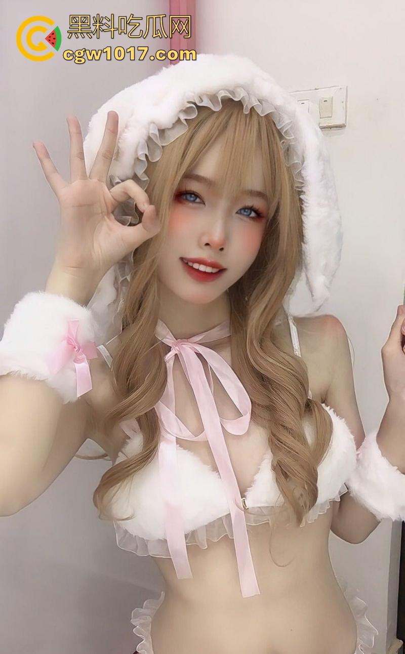 顶级Coser女神【DreamlikeUwU】化身性感小白兔，Q弹美乳在镜头前晃荡，扭动翘臀、撩人姿势，每一帧都超淫荡！-2