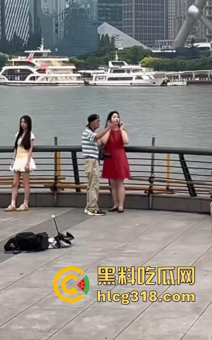 上海外滩避雷这位老头摄影师，经常以指导女游客拍摄动作为由，疑似趁机揩油，真是老色心不死呀！-4
