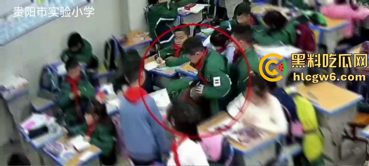 贵阳实验小学视而不见的霸凌现场，男孩暴力大吼，女孩干呕，老师冷漠得让人寒心！-13