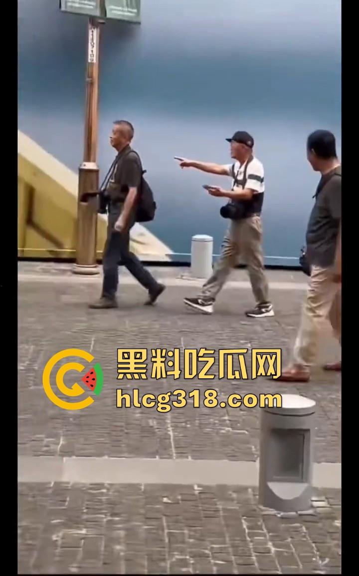 上海外滩避雷这位老头摄影师，经常以指导女游客拍摄动作为由，疑似趁机揩油，真是老色心不死呀！-7