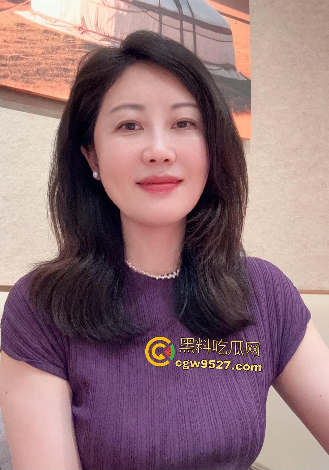 海角老妈折豆角却另有她意，坦克肥臀黑丝勾引儿子，儿子说要吃奶子上这颗大黑豆！-1