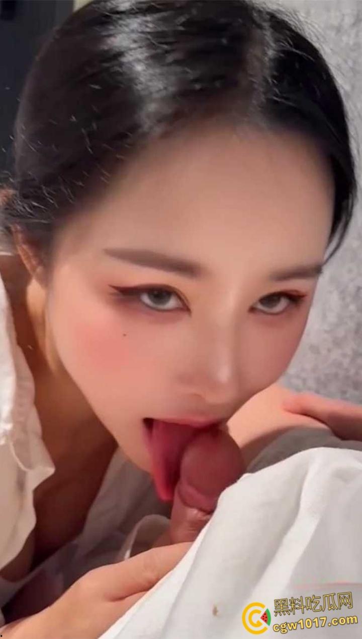 巨乳网黄【汐梦瑶】，商场透明玻璃屋隔窗做爱，被路人夫妻驻足围观，当众后入刺激翻倍，淡定摇奶顶臀疯狂交欢！-2