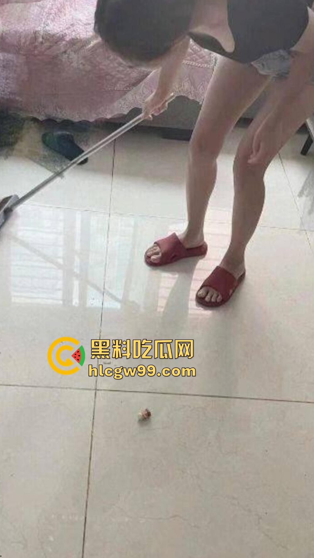 大神强奸美女邻居，NTR少妇当着孩子面娇喘求饶，誓不让老公再碰，声称老公是个废物只为做我的吞精工具！-29