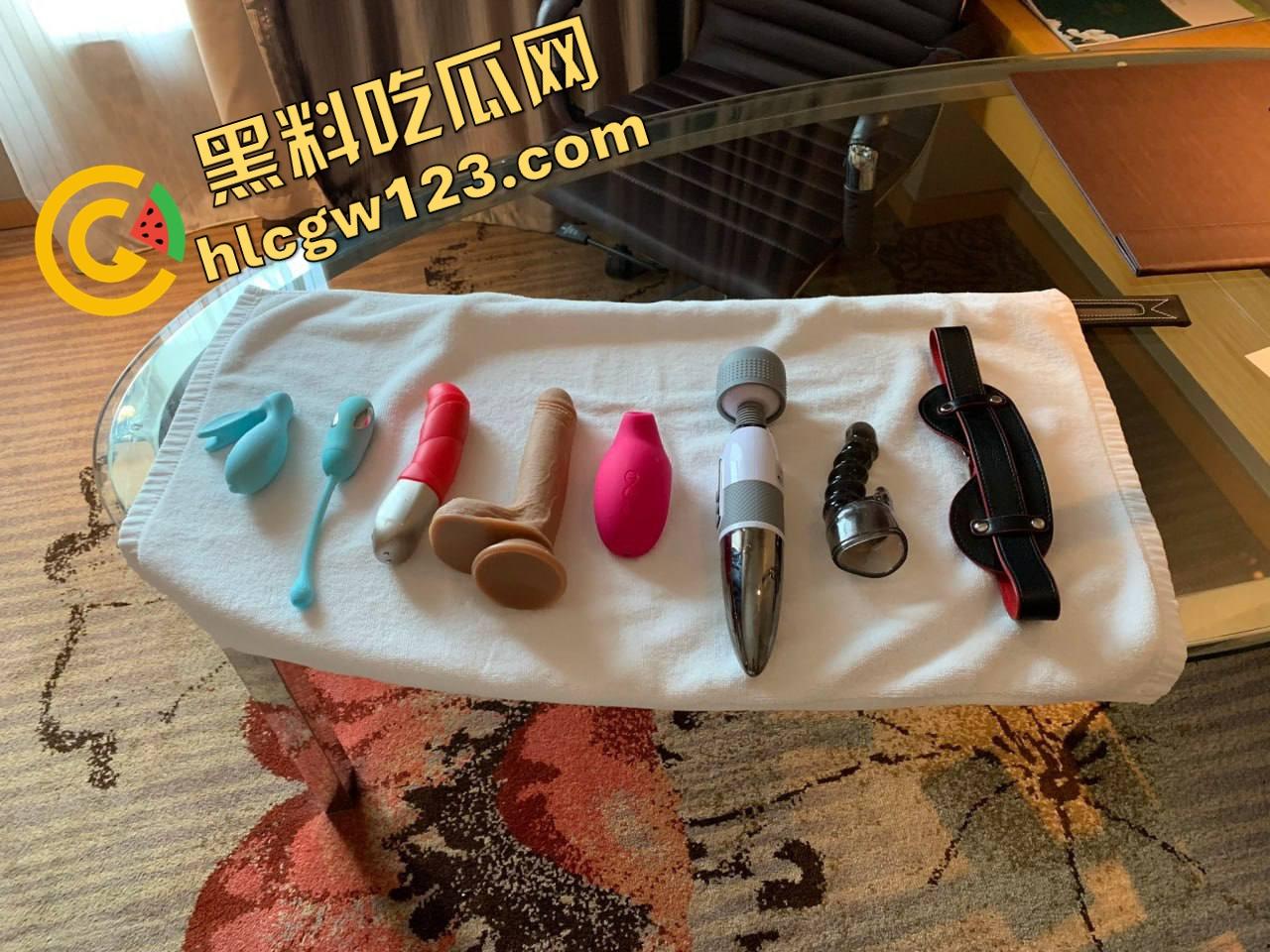 浙大是985 她是9X5【林依依】保研女神用乳头写作业，高颜值学姐被捆成狗，逼里插蜡全程湿！-14