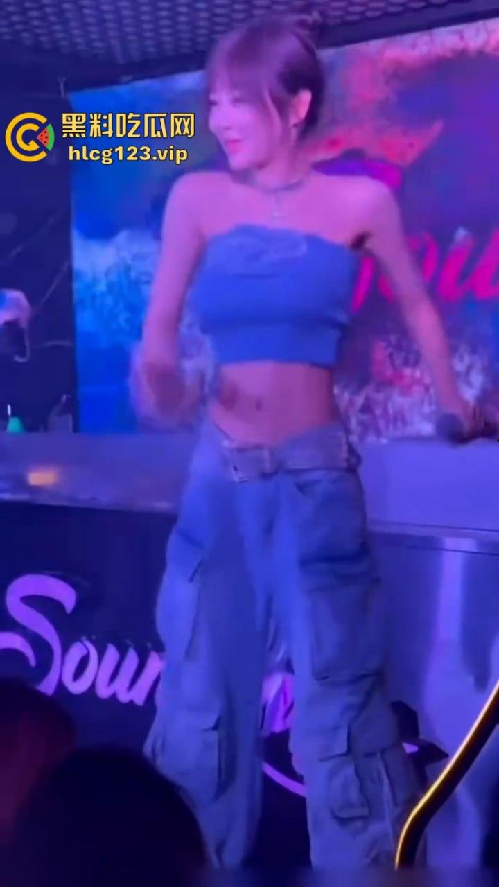 现在的夜店吃得这么好吗？妹子身材火辣还酒量大 你想不想带走她？-17